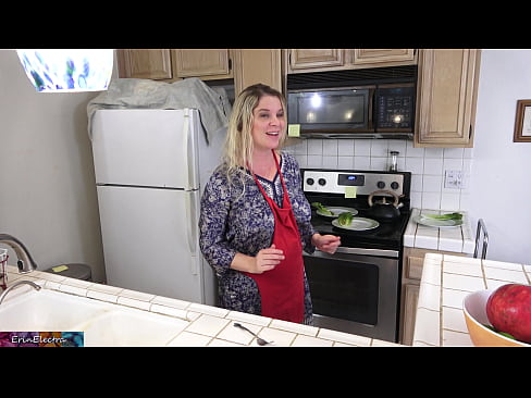❤️ A madrasta a ordenhá-lo na cozinha antes do seu encontro Porno vídeo em pt.sexvideogif.ru ❌❤