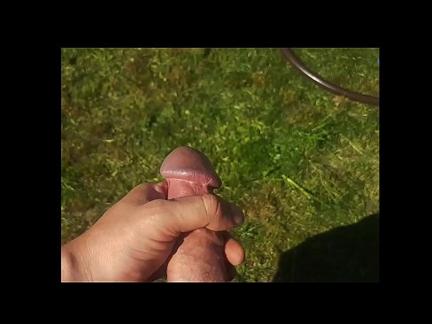 ❤️ A boazona fica com a rata rosa fodida e ejacula com um esguicho num jardim de Verão Porno vídeo em pt.sexvideogif.ru ❌❤
