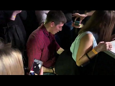 ❤️ Sexo real numa discoteca russa. Rapariga russa de 18 anos no ânus e vagina fodida numa discoteca Porno vídeo em pt.sexvideogif.ru ❌❤