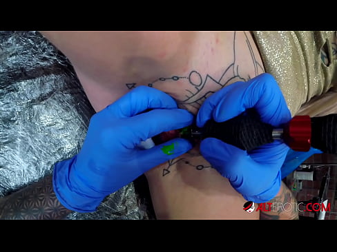 ❤️ Extremamente tatuada, a brasa Sully Savage fez uma tatuagem no seu clítoris Porno vídeo em pt.sexvideogif.ru ❌❤